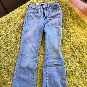 Levi's 725 High Rise Bootcut jeans in size 27